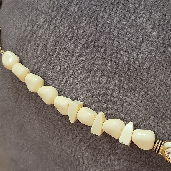 VTG 1970s 3D Acrylic Giraffe Bib Beaded Collar Necklace Clip-on Earrings Set - Picture 4 of 14